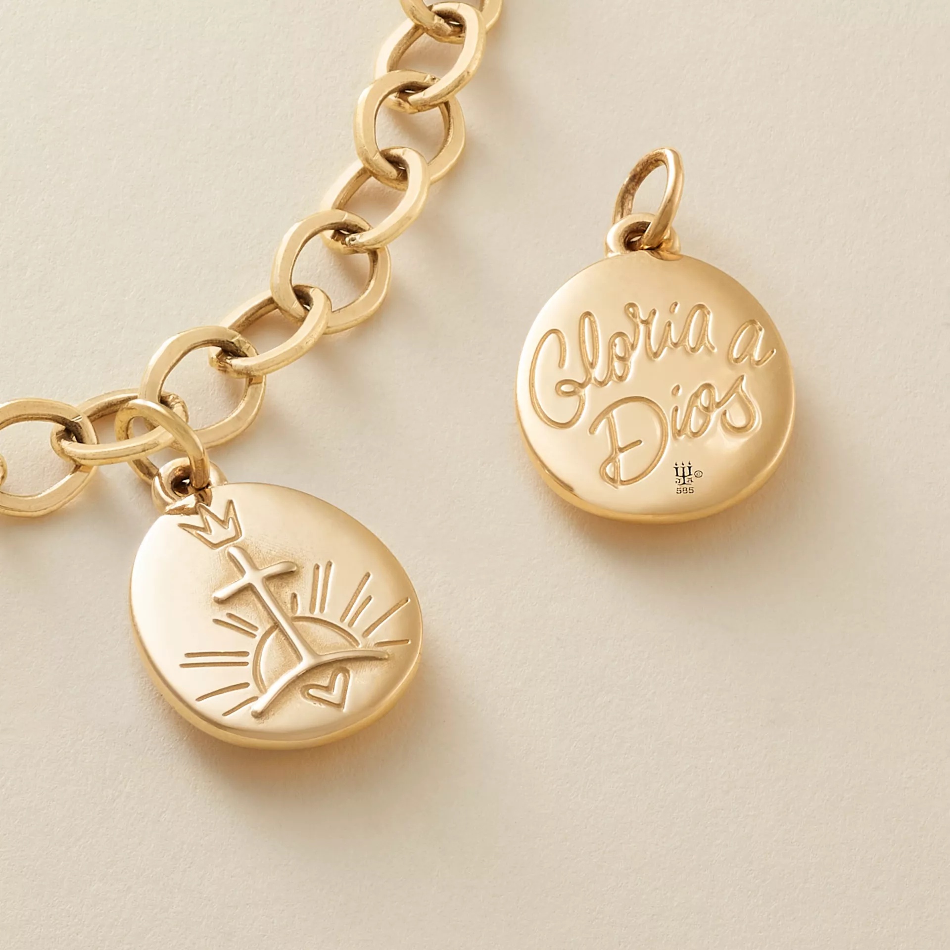Gloria a Dios Charm - Image 3